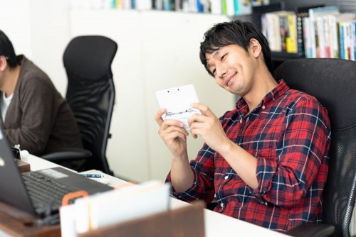 ゲームをする男性