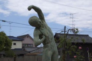 体操する石像